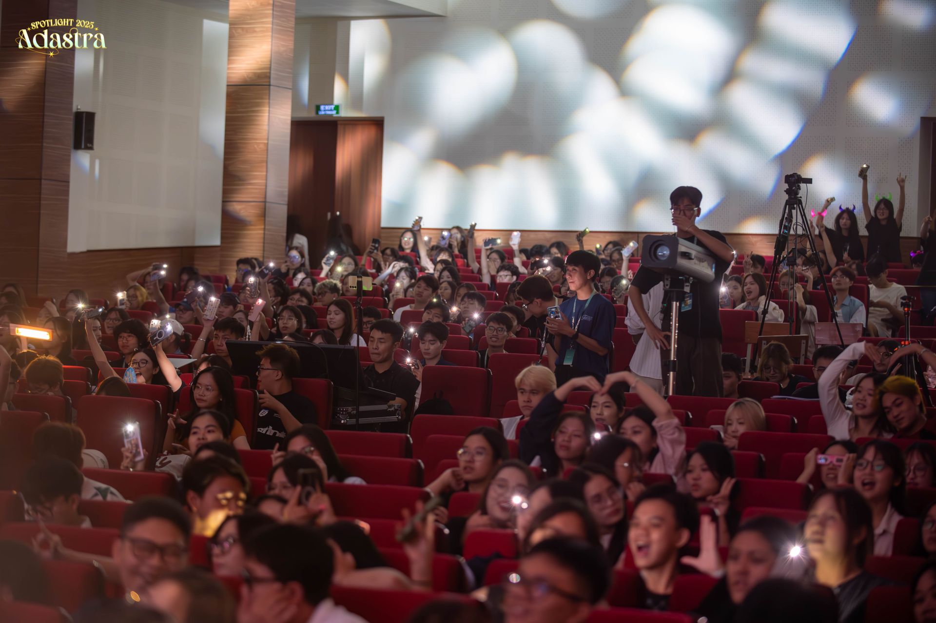 Hàng trăm khán giả hòa mình trong không khí sôi động của đêm đại nhạc hội Spotlight 2025 -  Adastra. (Ảnh: BTC)