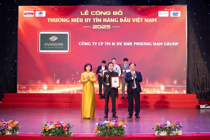 Đại diện Công ty Phương Nam Group nhận giải Đại diện Công ty Phương Nam Group nhận giải