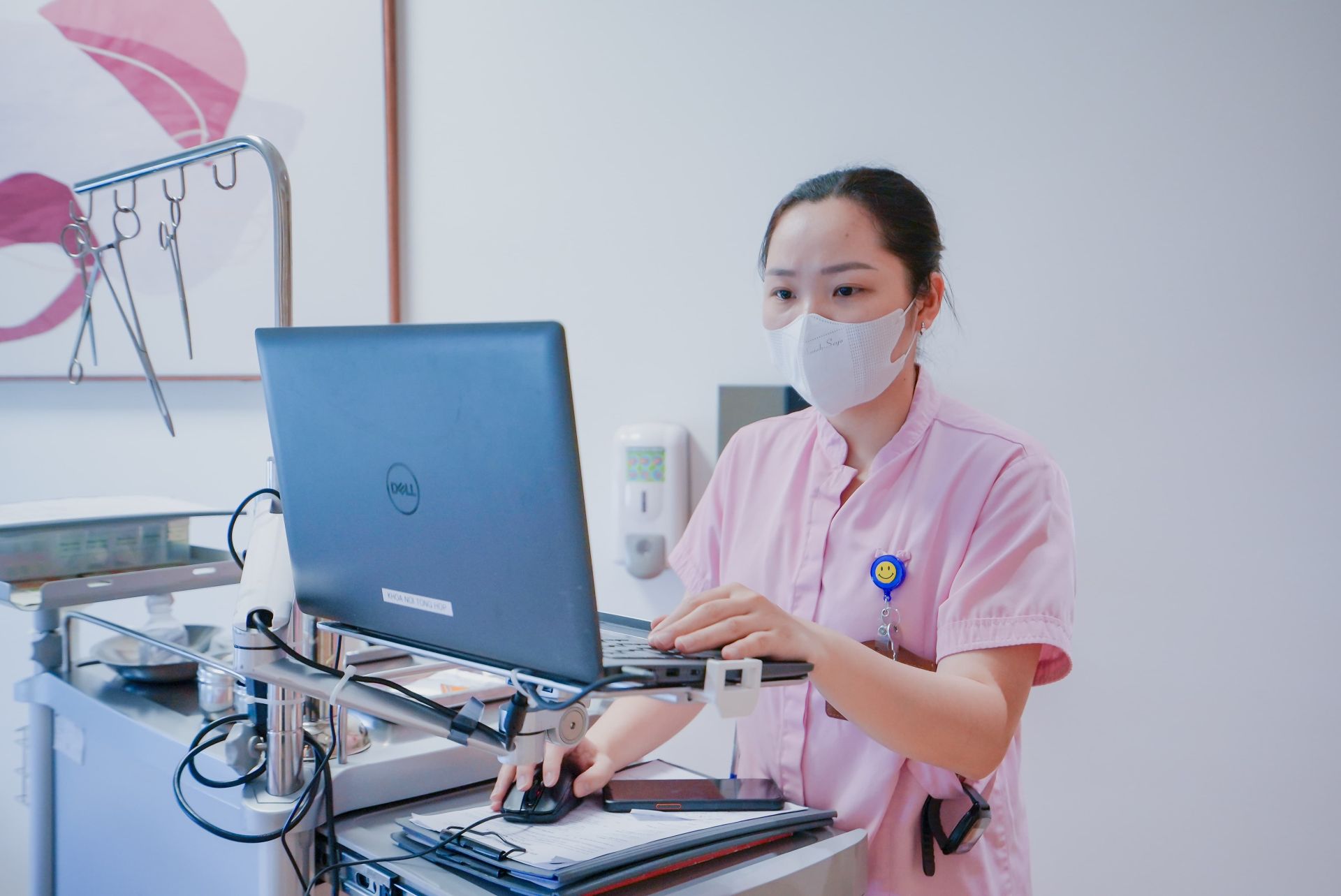 Nhân viên y tế nhập thông tin dữ liệu bệnh nhân ngay tại phòng điều trị tại BVĐK Hồng Ngọc - Phúc Trường Minh