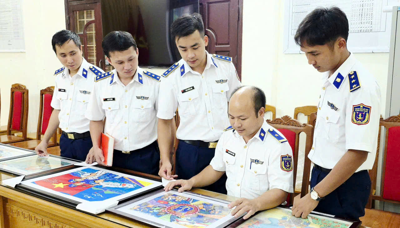 Ban Giám khảo chấm điểm các tác phẩm dự thi