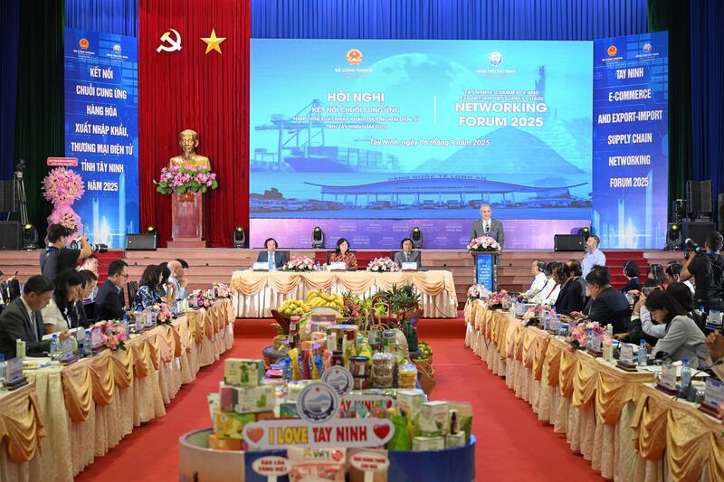 Trước đó, vào tháng 9/2025, tỉnh Tây Ninh cũng đã tổ chức thành công Hội nghị kết nối chuỗi cung ứng hàng hóa xuất nhập khẩu, thương mại điện tử tỉnh Tây Ninh năm 2025.