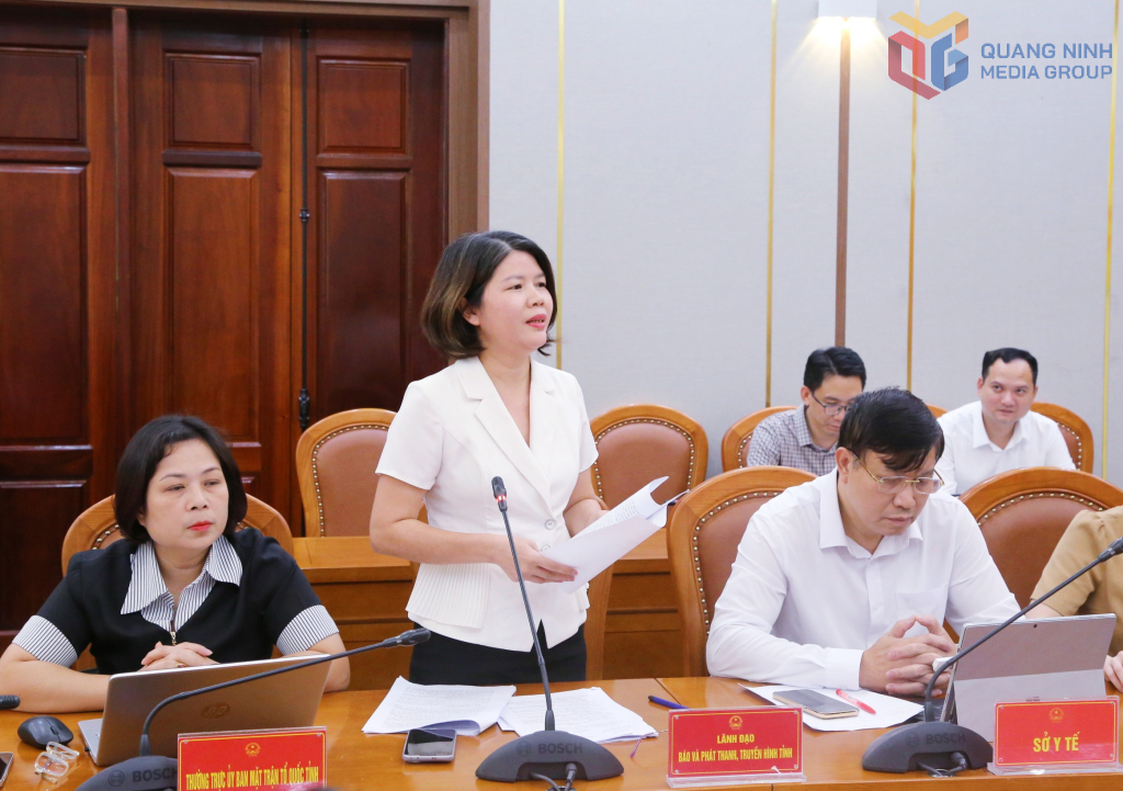 Lãnh đạo Báo và Phát thanh, Truyền hình tỉnh phát biểu tại hội nghị.