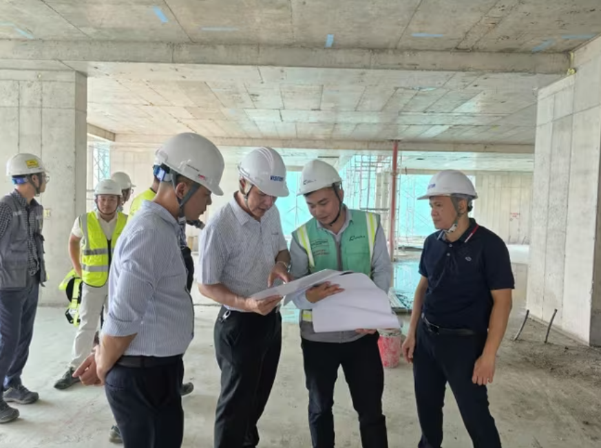 Đoàn kiểm tra của Sở Xây dựng Hà Nội kiểm tra thực tế tại công trường dự án Khu nhà ở chung cư cao tầng Westlake Residential. Ảnh: NT