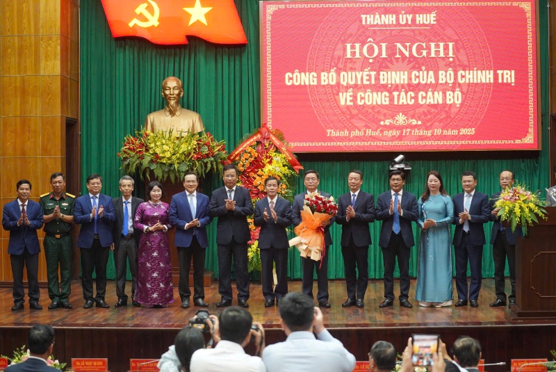 Thường vụ Thành ủy Huế chúc mừng tân Bí thư Thành ủy