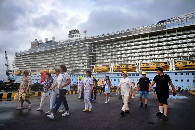 Huế: Tàu Ovation of the Seas chở hơn 4.000 hành khách cập cảng Chân Mây