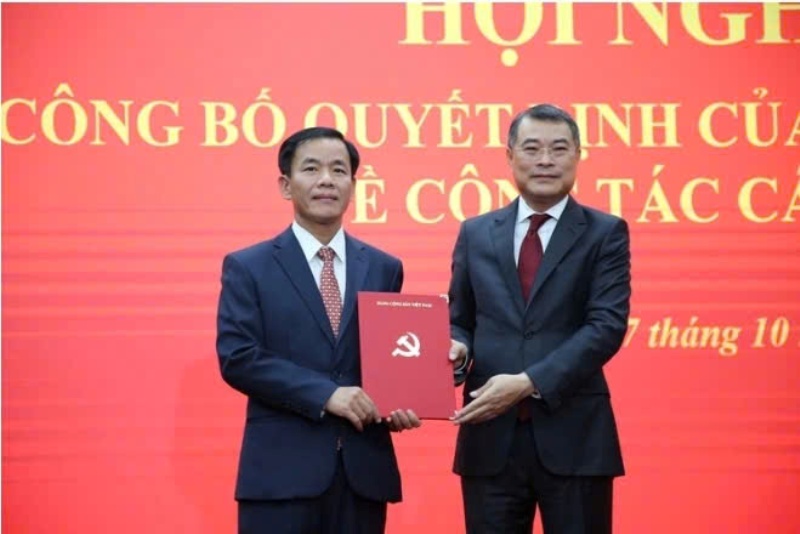 Ông Lê Minh Hưng- UV Bộ Chính trị, Trưởng Ban Tổ chức TW trao quyết định cho ông Nguyễn Văn Phương