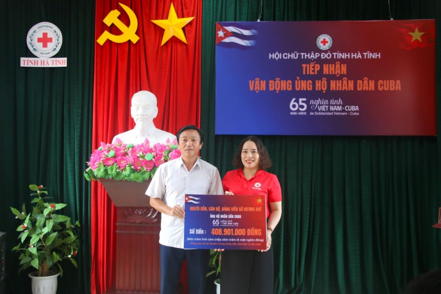Cán bộ và nhân dân xã Hương Khê ủng hộ hơn 408 triệu đồng cho người dân Cuba.