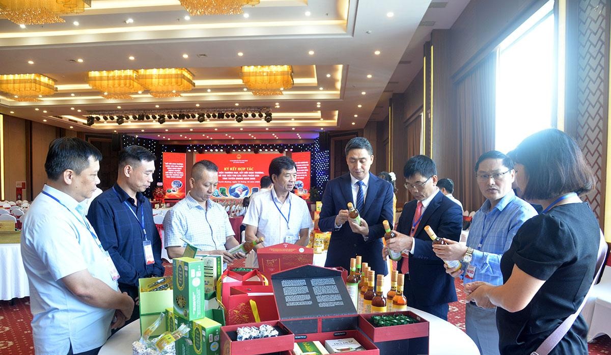 Lãnh đạo Cục Xúc tiến thương mại, Bộ Công thương và các đại biểu tham quan gian hàng trưng bày sản phẩm xuất khẩu của tỉnh Tuyên Quang. Lãnh đạo Cục Xúc tiến thương mại, Bộ Công thương và các đại biểu tham quan gian hàng trưng bày sản phẩm xuất khẩu của tỉnh Tuyên Quang.