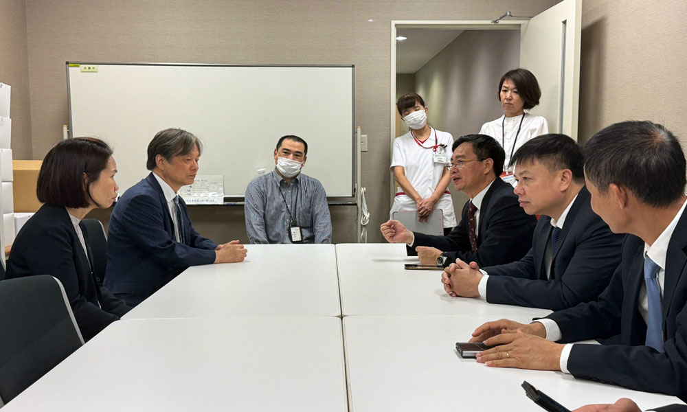 Ông Đào Khắc Hùng (thứ 3 từ phải qua) thông tin đến đại diện Bệnh viện Đại học Osaka Metropolitan về tình hình phát triển kinh tế - xã hội tỉnh Bắc Ninh.