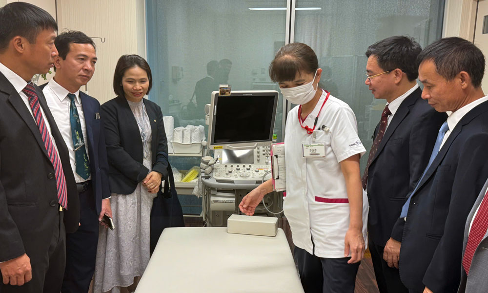 Đoàn công tác thăm Trung tâm tầm soát ung thư tại Bệnh viện Đại học Osake Metropolitan.