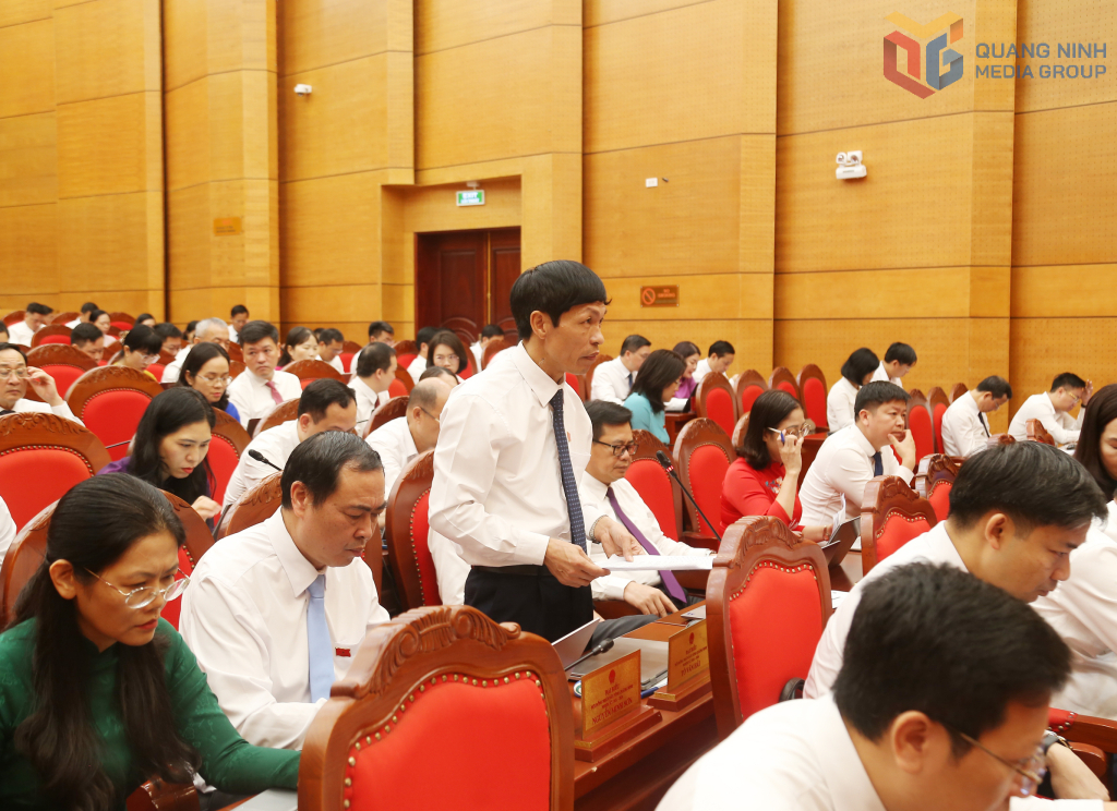 Đại biểu Tô Văn Hải, Phó Bí thư Thường trực Đảng ủy Đặc khu Vân Đồn, phát biểu thảo luận tại hội trường.