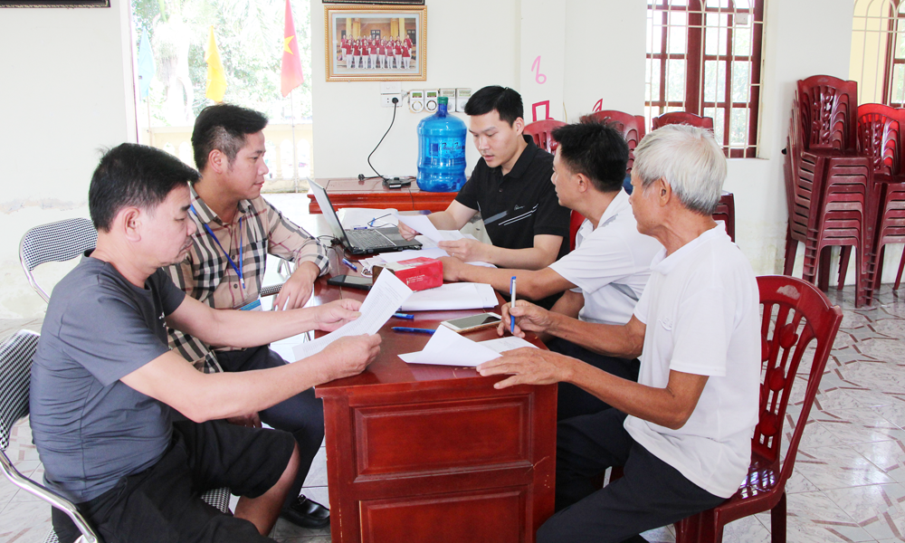 Người dân tổ dân phố Cả Đông Côi, phường Thuận Thành kê khai diện tích đất thuộc diện thu hồi.