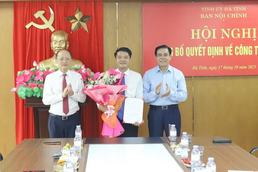 Lãnh đạo tỉnh Hà Tĩnh trao quyết định bổ nhiệm Trưởng ban Nội chính Tỉnh ủy cho ông Trần Nhật Tân.