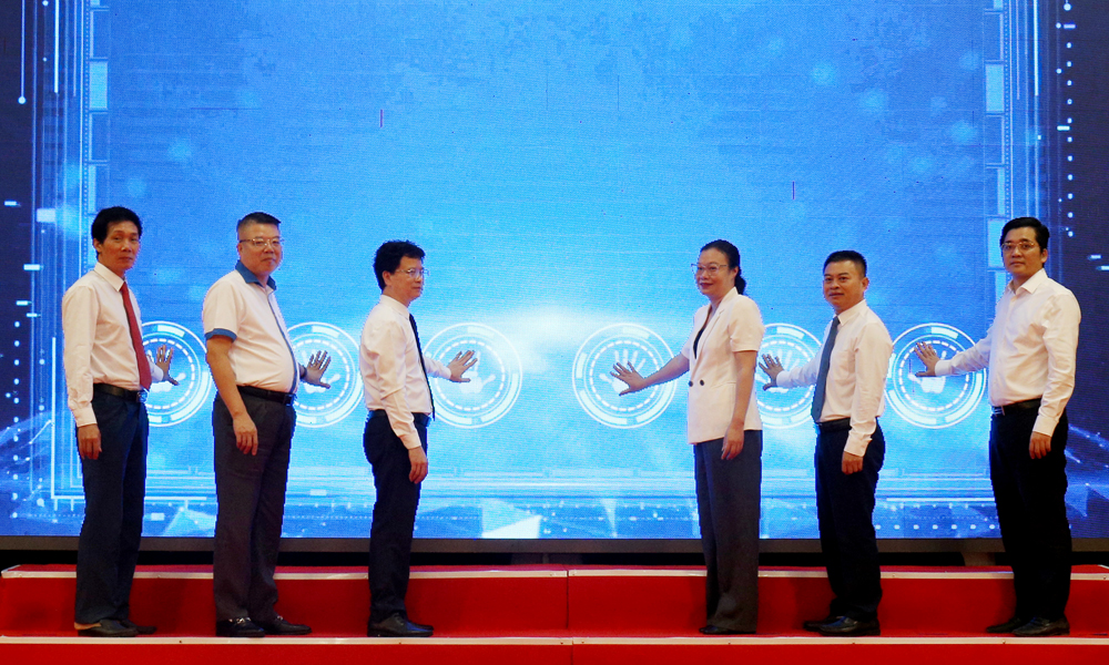 Các đại biểu thực hiện nghi thức phát động Cuộc thi Robocon lần thứ 3, năm 2026.