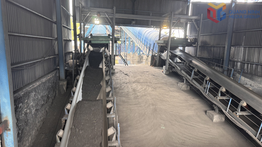 Dây chuyền sản xuất than ở kho G9, Công ty Kho vận và Cảng Cẩm Phả - TKV. Dây chuyền sản xuất than ở kho G9, Công ty Kho vận và Cảng Cẩm Phả - TKV.