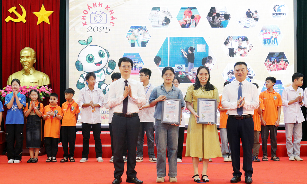 Ban Tổ chức trao giải Nhất Cuộc thi 