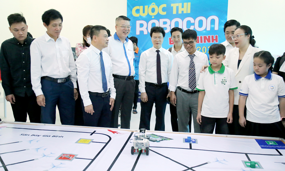 Các đại biểu thăm điểm trưng bày, trình diễn robot tại Trường cao đẳng Cơ điện và Xây dựng Bắc Ninh.