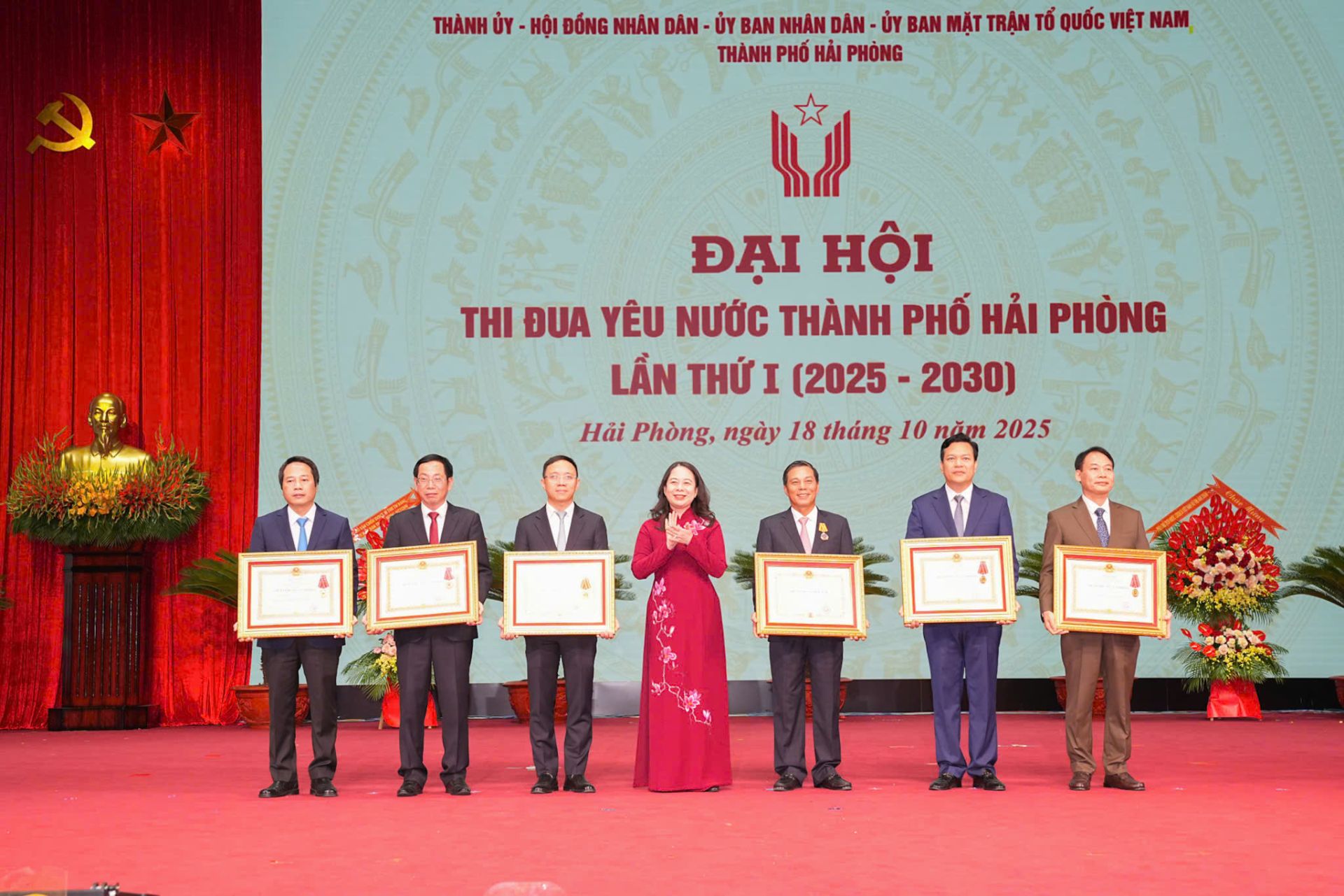 Phó Chủ tịch nước Võ Thị Ánh Xuân trao Huân chương của Chủ tịch nước cho 5 tập thể và cá nhân đồng chí nguyên Chủ tịch UBND thành phố Nguyễn Văn Tùng.