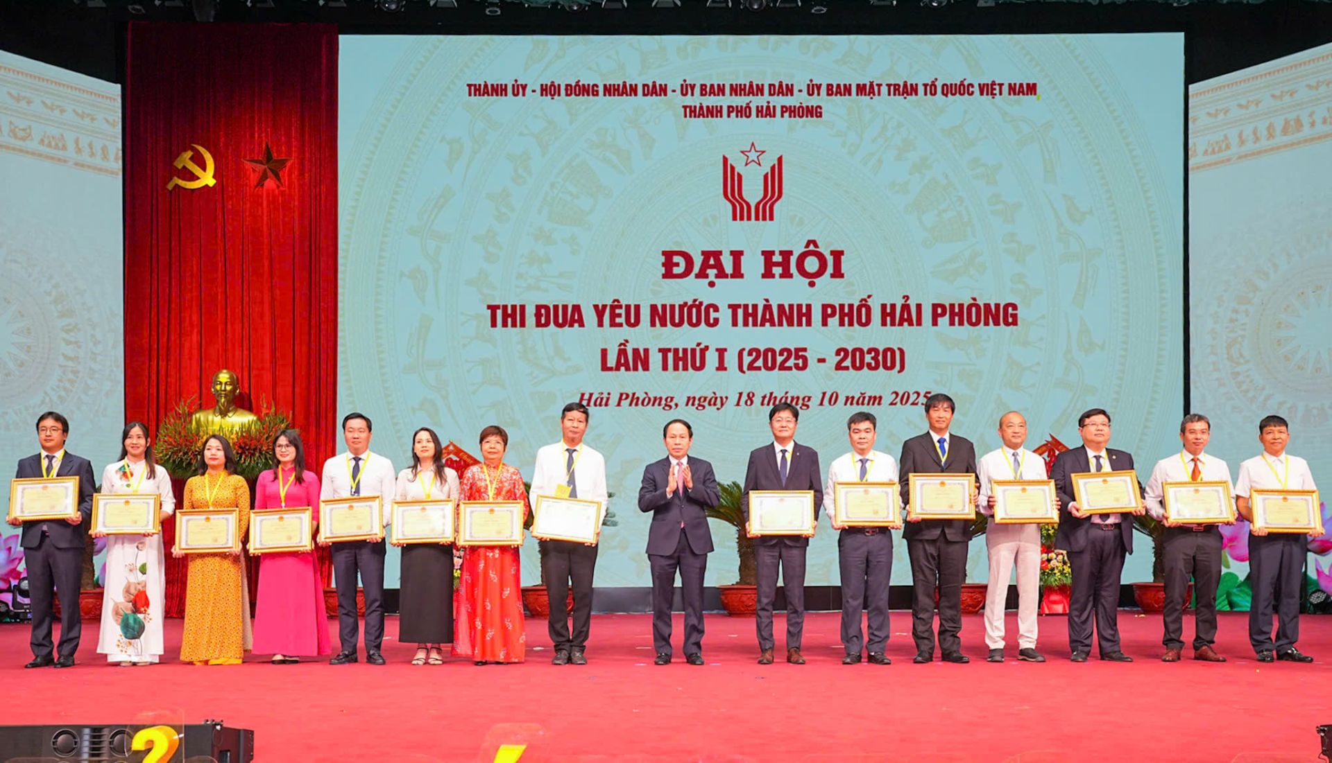 Đồng chí Bí thư Thành ủy Lê Tiến Châu trao bằng khen cho các tập thể tiêu biểu tại Đại hội.