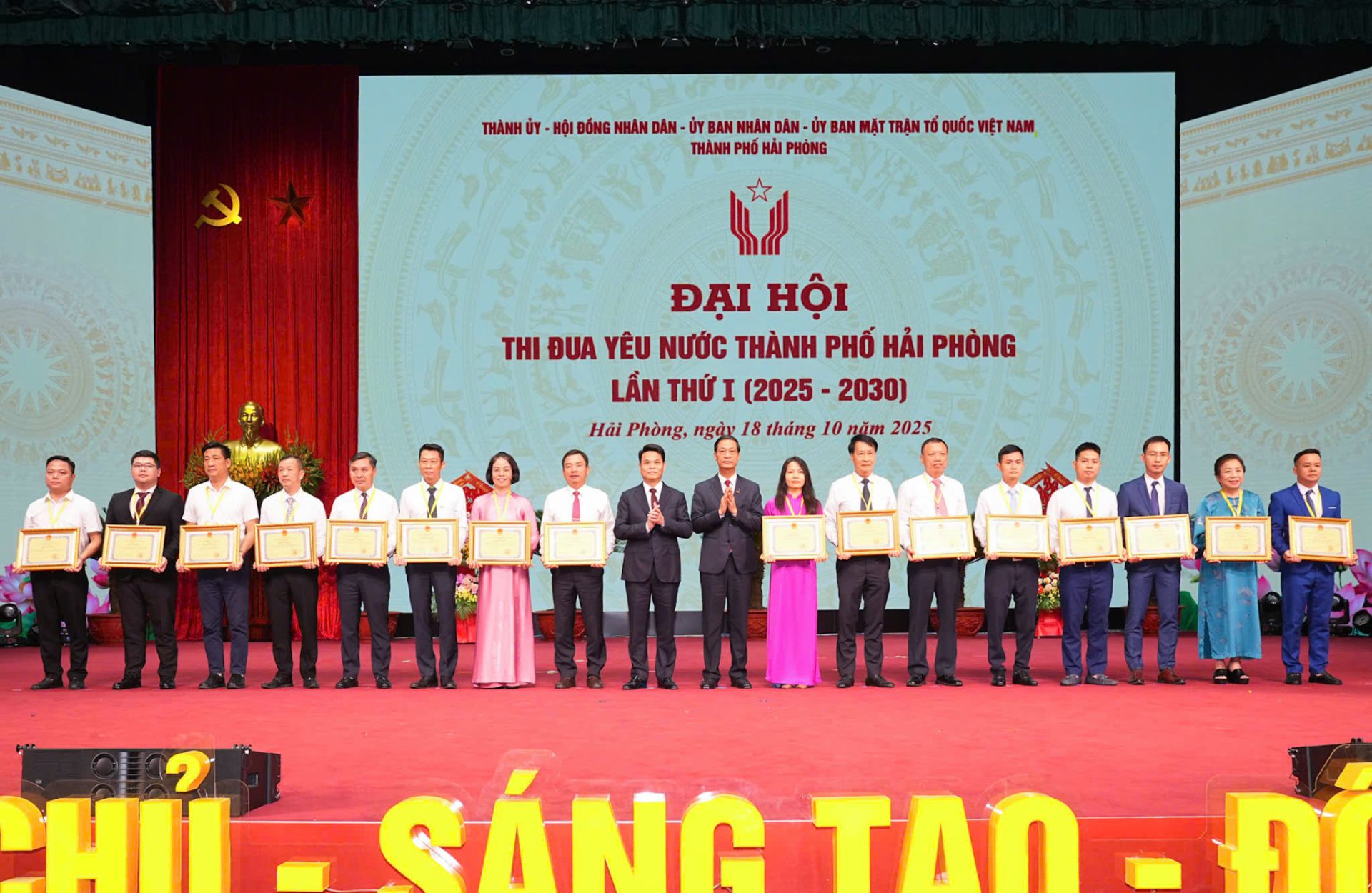 Đồng chí Phó Bí thư thường trực Thành ủy Đỗ Mạnh Hiến và Chủ tịch UBND thành phố Lê Ngọc Châu trao trao bằng khen cho các tập thể tiêu biểu tại Đại hội.