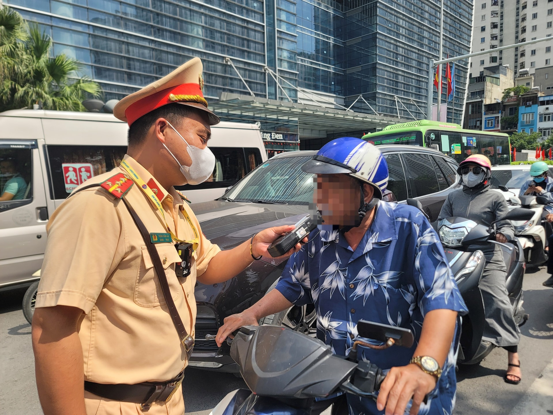 Cán bộ Cảnh sát giao thông Hà Nội kiểm tra nồng độ cồn tại nút giao Lê Văn Lương - Hoàng Minh Giám. Ảnh: MH