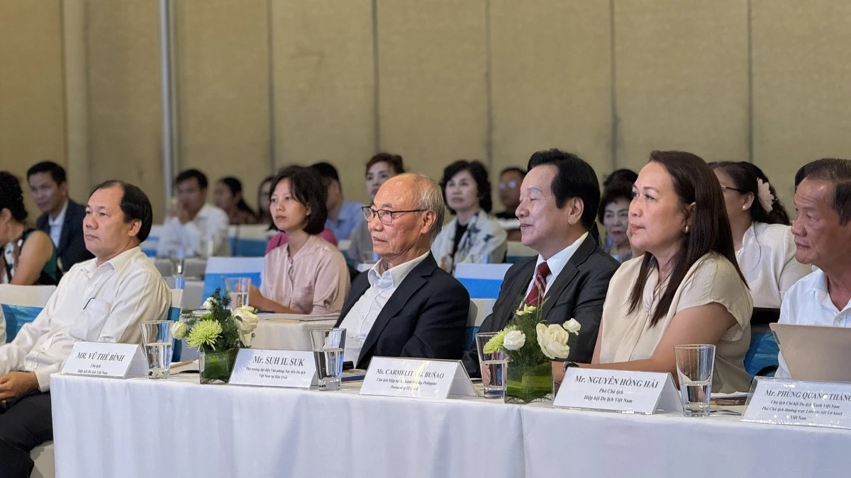 Chủ tịch Hiệp hội Du lịch Việt Nam Vũ Thế Bình cùng các đại biểu dự hội nghị. Chủ tịch Hiệp hội Du lịch Việt Nam Vũ Thế Bình cùng các đại biểu dự hội nghị.