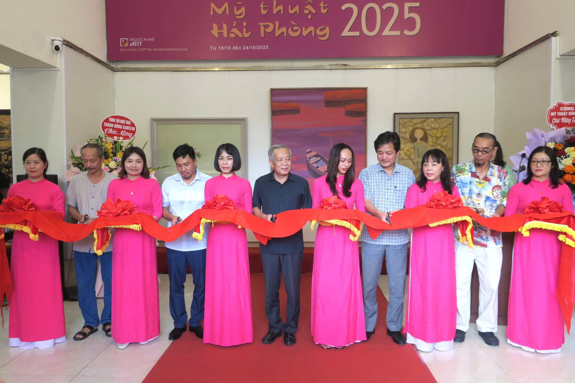 Đại biểu cắt băng khai mạc Triển lãm.