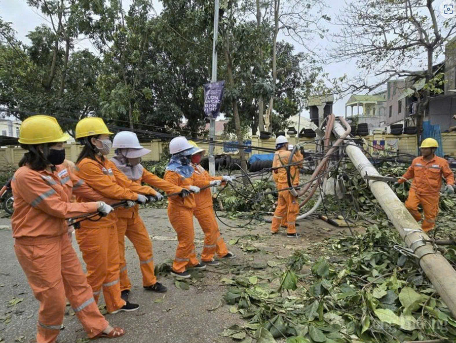 Nữ CBCNV EVNNPC nêu cao tinh thần trách nhiệm, chung sức khắc phục hậu quả thiên tai, đảm bảo cấp điện an toàn, liên tục Nữ CBCNV EVNNPC nêu cao tinh thần trách nhiệm, chung sức khắc phục hậu quả thiên tai, đảm bảo cấp điện an toàn, liên tục