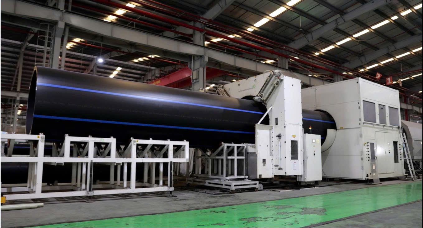 Dây chuyền sản xuất ống HDPE DN2000 tại Nhà máy Nhựa Tiền Phong Dây chuyền sản xuất ống HDPE DN2000 tại Nhà máy Nhựa Tiền Phong