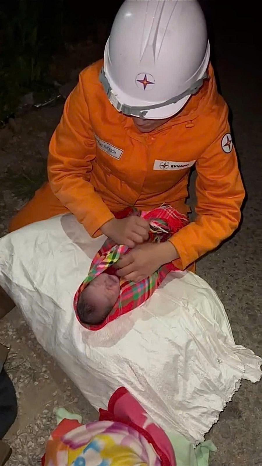 Tấm gương chị Hoàng Thị Bích - công nhân Điện lực Tuyên Quang dũng cảm, nhân ái khi giúp sản phụ người H’Mông sinh con bên vệ đường Tấm gương chị Hoàng Thị Bích - công nhân Điện lực Tuyên Quang dũng cảm, nhân ái khi giúp sản phụ người H’Mông sinh con bên vệ đường