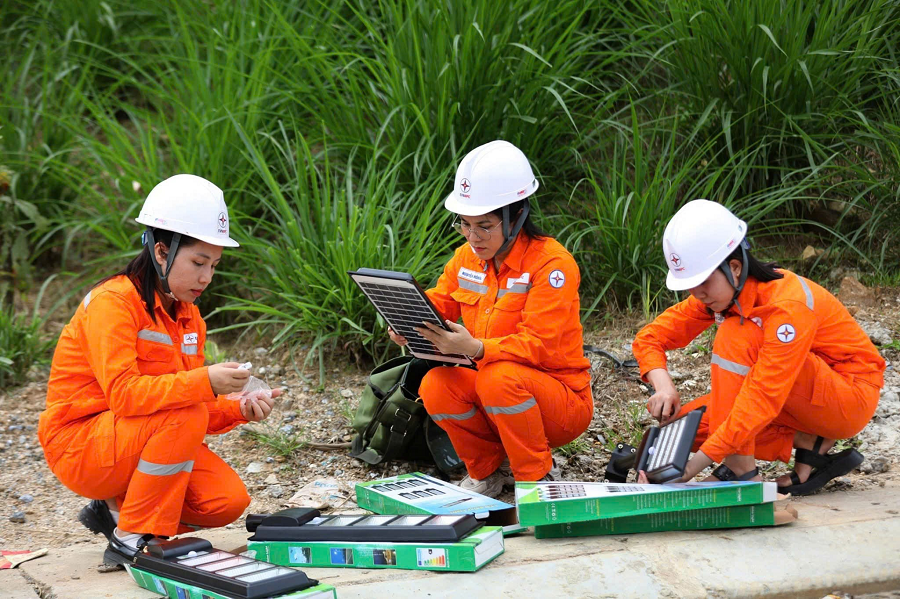 Nữ công nhân PC Lào Cai trực tiếp lắp đặt đèn năng lượng mặt trời phục vụ các hoạt động tri ân khách hàng Nữ công nhân PC Lào Cai trực tiếp lắp đặt đèn năng lượng mặt trời phục vụ các hoạt động tri ân khách hàng