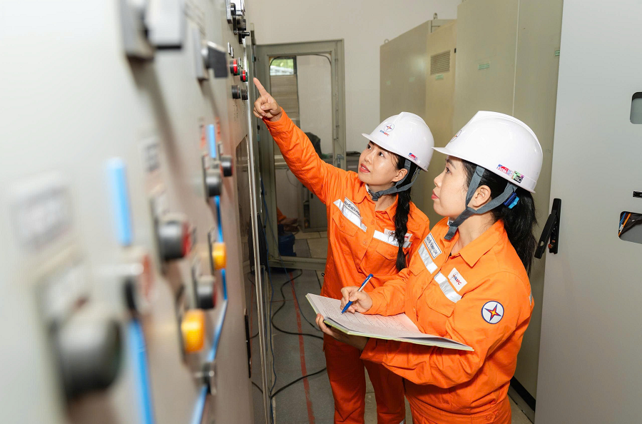 Phụ nữ EVNNPC ngày càng khẳng định bản lĩnh khi đảm nhận các công việc khó, tham gia chuyển đổi số và ứng dụng kỹ thuật cao Phụ nữ EVNNPC ngày càng khẳng định bản lĩnh khi đảm nhận các công việc khó, tham gia chuyển đổi số và ứng dụng kỹ thuật cao