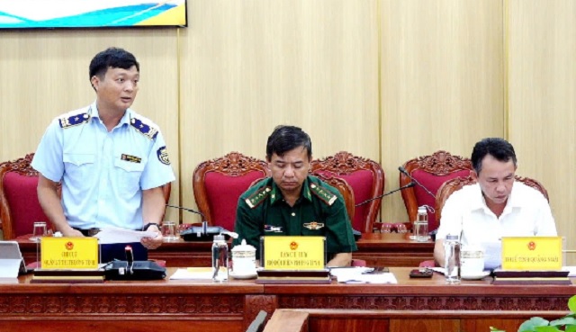 Ông Nguyễn Công Thành Tiên, Chi cục phó Chi cục QLTT tỉnh Quảng Ngãi (đứng bìa trái) thông qua Báo cáo Kết quả công tác chống BL-GLTM&HG 9 tháng năm 2025. Ảnh: VNC Ông Nguyễn Công Thành Tiên, Chi cục phó Chi cục QLTT tỉnh Quảng Ngãi (đứng bìa trái) thông qua Báo cáo Kết quả công tác chống BL-GLTM&HG 9 tháng năm 2025. Ảnh: VNC