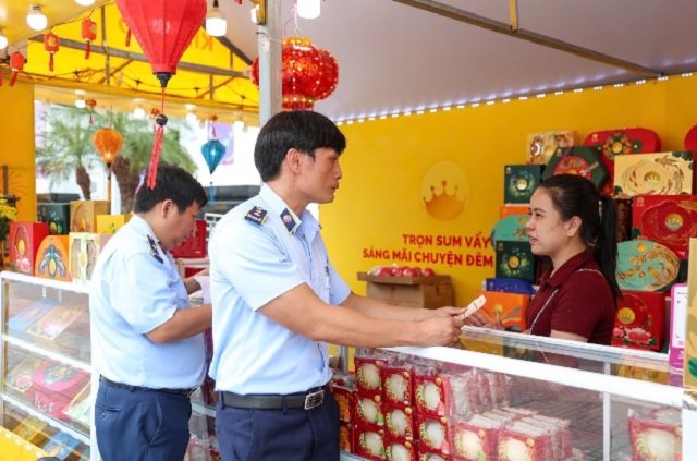 Đội QLTT số 1 tuyên truyền cho các tổ chức, cá nhân trong sản xuất và kinh doanh thực phẩm. Ảnh: Viết Thời Đội QLTT số 1 tuyên truyền cho các tổ chức, cá nhân trong sản xuất và kinh doanh thực phẩm. Ảnh: Viết Thời