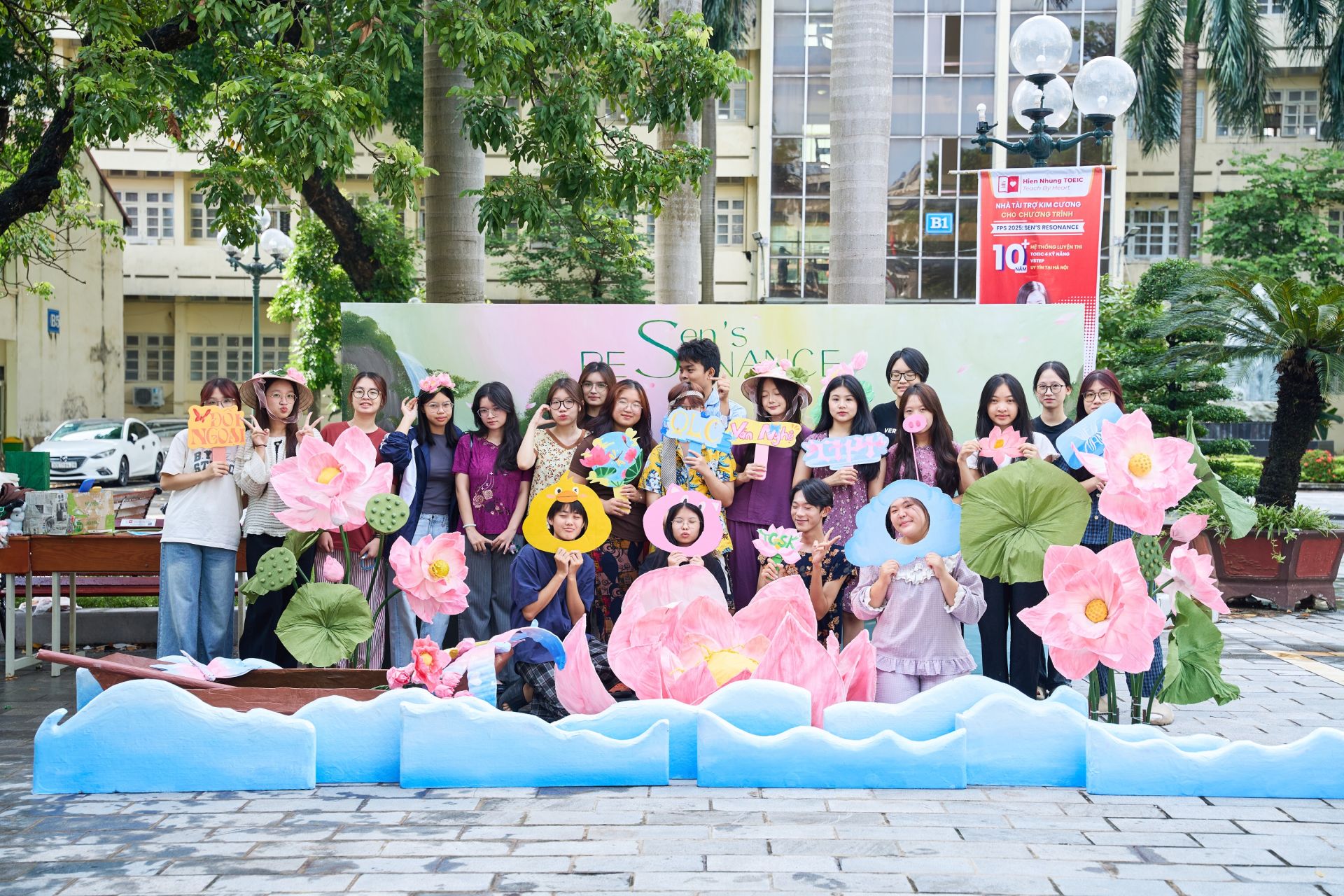 Sôi nổi hoạt động check-in tại photo booth hot nhất trường Báo “FSP 2025 - Sen’s Resonance”