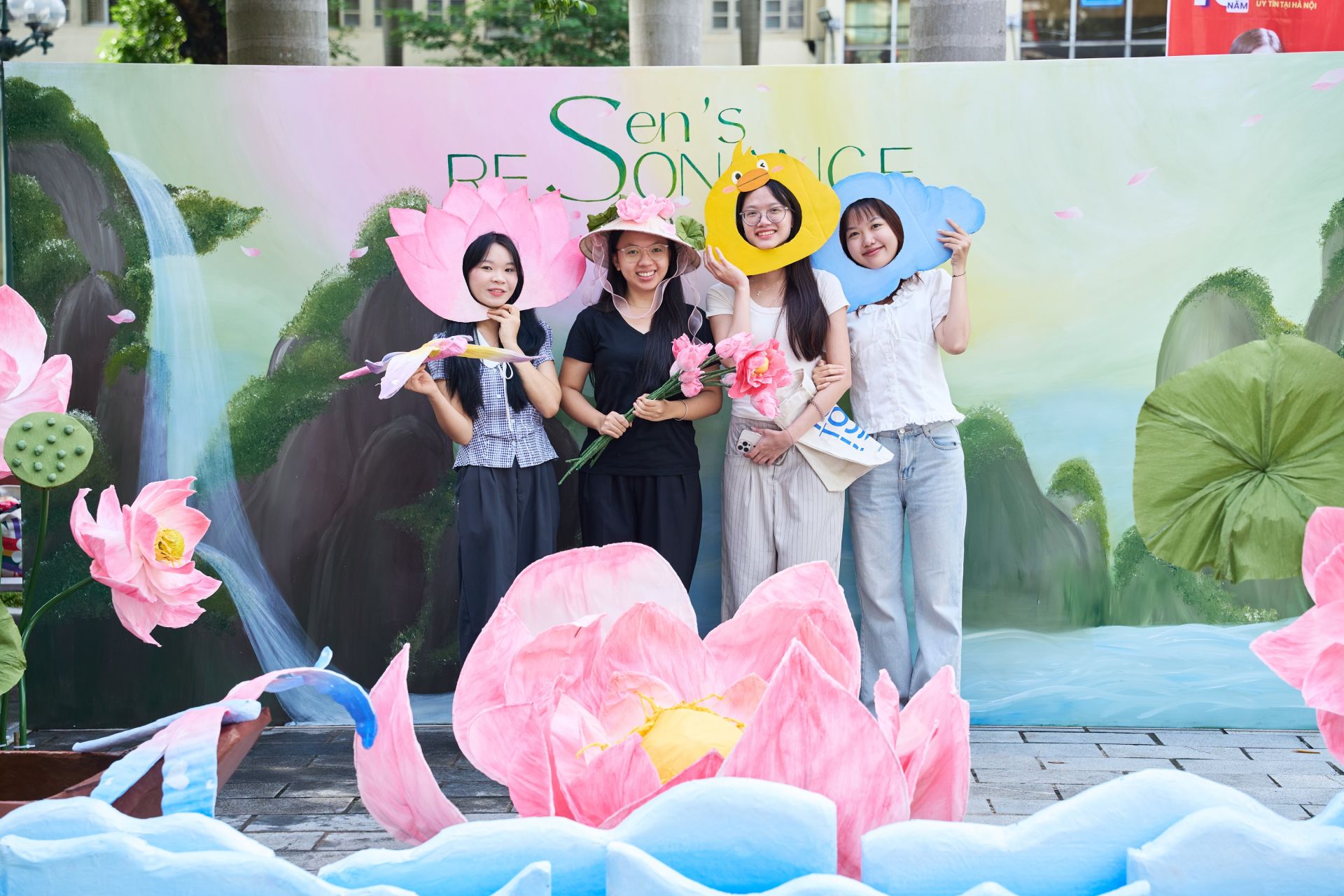 Ảnh (3): Dấu ấn thanh xuân của tân sinh viên được lưu giữ tại photo booth (Ảnh: FPS 2025- Sen’s Resonance).