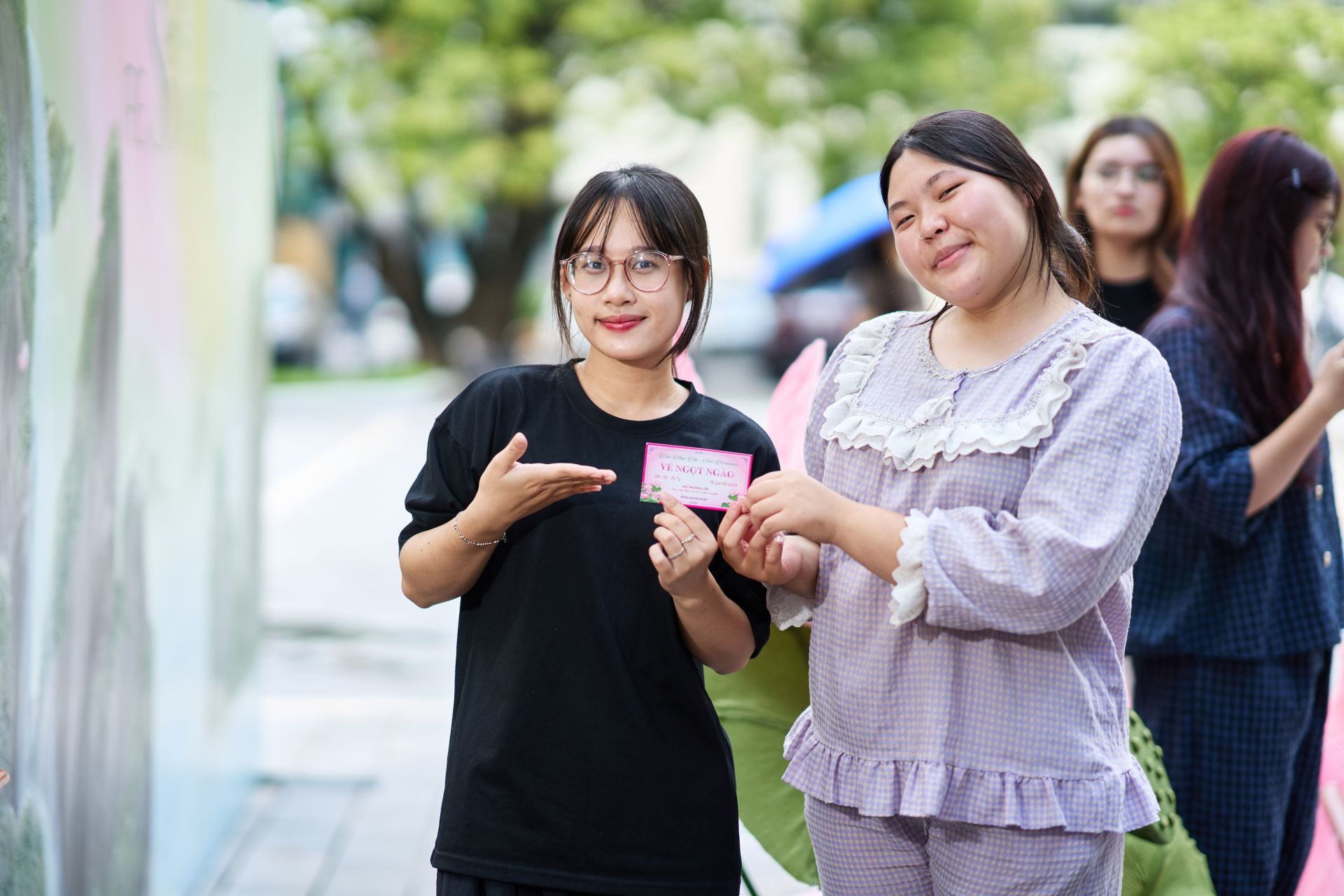 Các bạn trẻ vui sướng khi nhận được cặp vé ưu tiên trong đêm đại nhạc hội (Ảnh: FPS 2025- Sen’s Resonance).