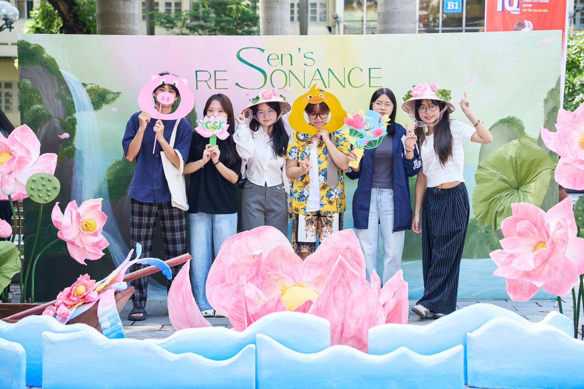 Ảnh (5): Bạn Ngọc Dung (đứng bên phải ngoài cùng) hào hứng “thả dáng” cùng nhóm bạn (Ảnh: FPS 2025- Sen’s Resonance).