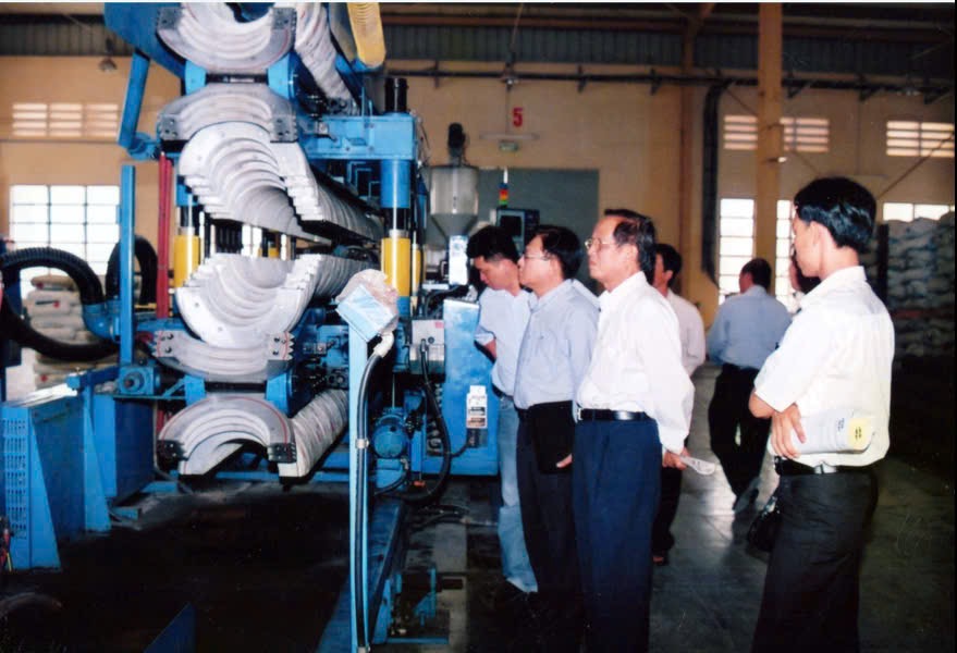 Ông Phạm Gia Được (1939-2024) – nguyên tổng Giám đốc Liên hiệp sản xuất – xuất nhập khẩu (sau này là Tổng công ty Nhựa Việt Nam – Vinaplast) – Chủ tịch Hiệp hội Nhựa Việt Nam nhiệm kỳ I & II (1990 – 2002) trong chuyến tham quan nhà máy sản xuất nhựa Ông Phạm Gia Được (1939-2024) – nguyên tổng Giám đốc Liên hiệp sản xuất – xuất nhập khẩu (sau này là Tổng công ty Nhựa Việt Nam – Vinaplast) – Chủ tịch Hiệp hội Nhựa Việt Nam nhiệm kỳ I & II (1990 – 2002) trong chuyến tham quan nhà máy sản xuất nhựa