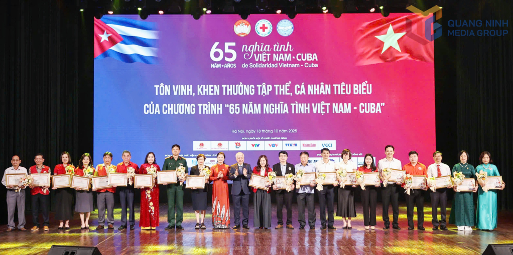 Chủ tịch Hội Chữ thập đỏ tỉnh Quảng Ninh Lý Văn Thành (thứ 4 từ phải vào) được tôn vinh tại Lễ tổng kết Chương trình 