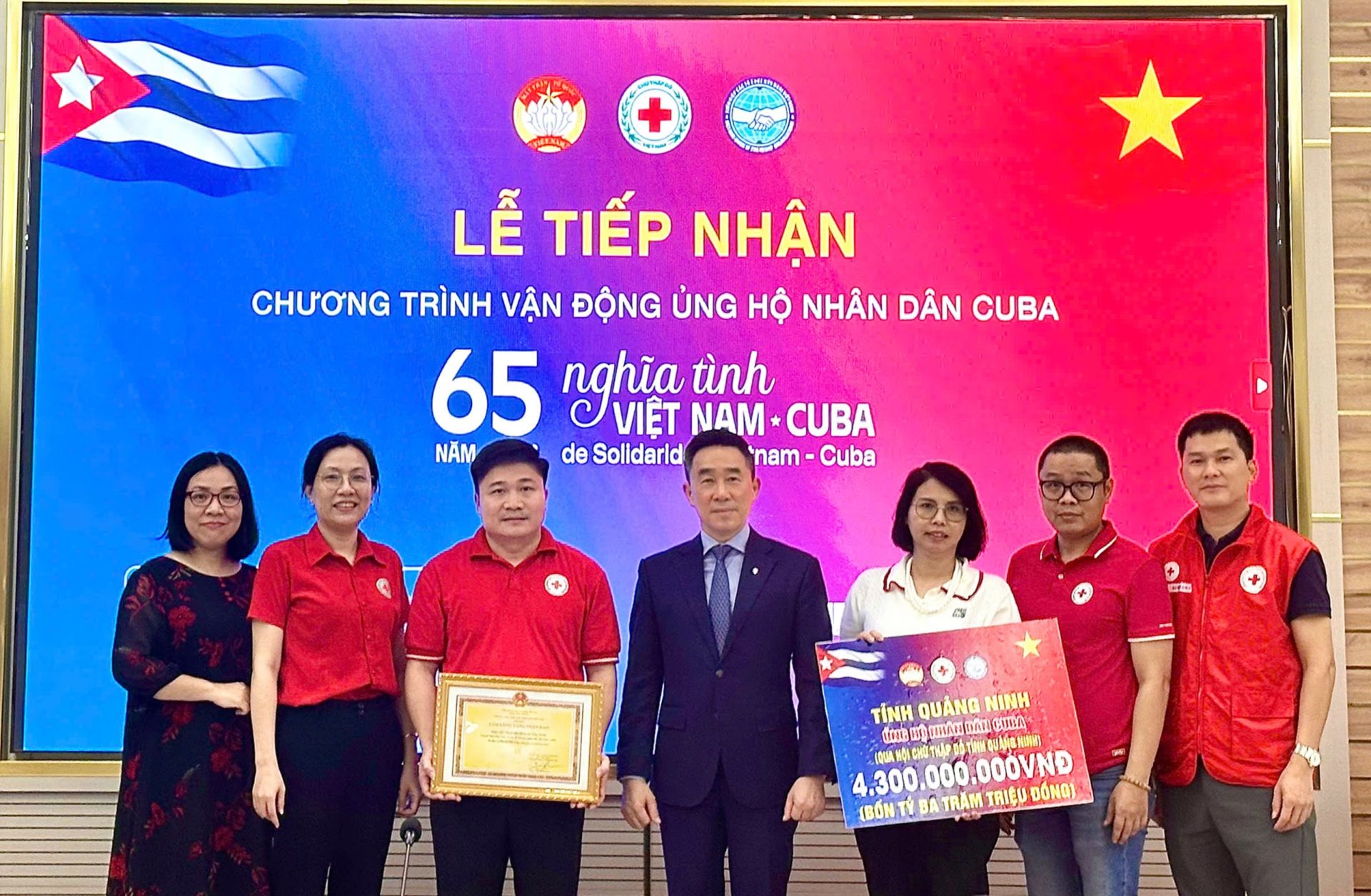 Lãnh đạo Trung ương Hội Chữ thập đỏ Việt Nam tiếp nhận số tiền 4,3 tỷ đồng ủng hộ nhân dân Cuba đợt 1 và trao bảng ghi nhận tấm lòng vàng cho Hội Chữ thập đỏ tỉnh Quảng Ninh ngày 14/10/2025.