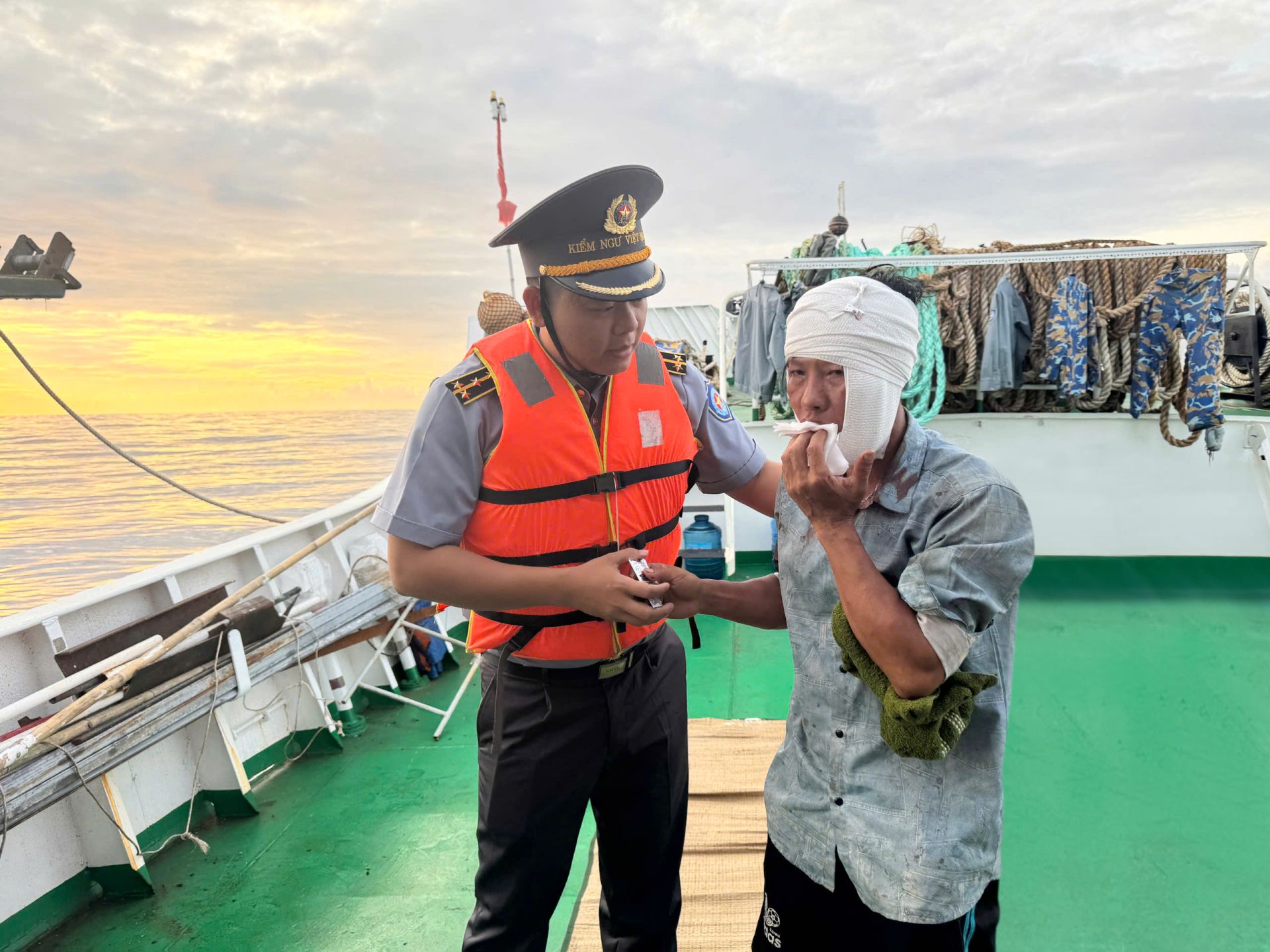 Động viên ngư dân sau khi được chăm sóc y tế