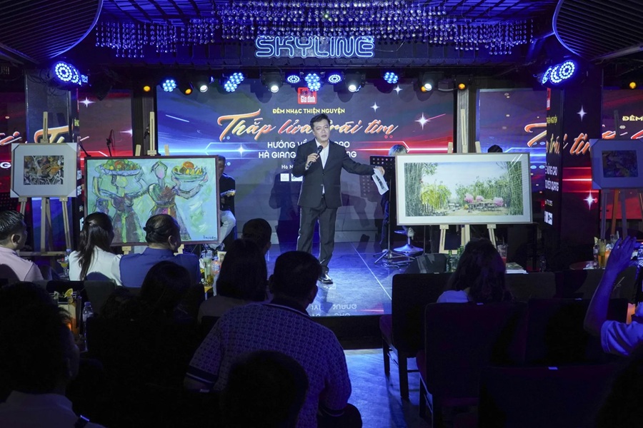 Những màn đấu giá tranh của các họa sỹ nổi tiếng đã diễn ra gay cấn, hấp dẫn và nhận được sự quan tâm rất lớn của các mạnh thường quân