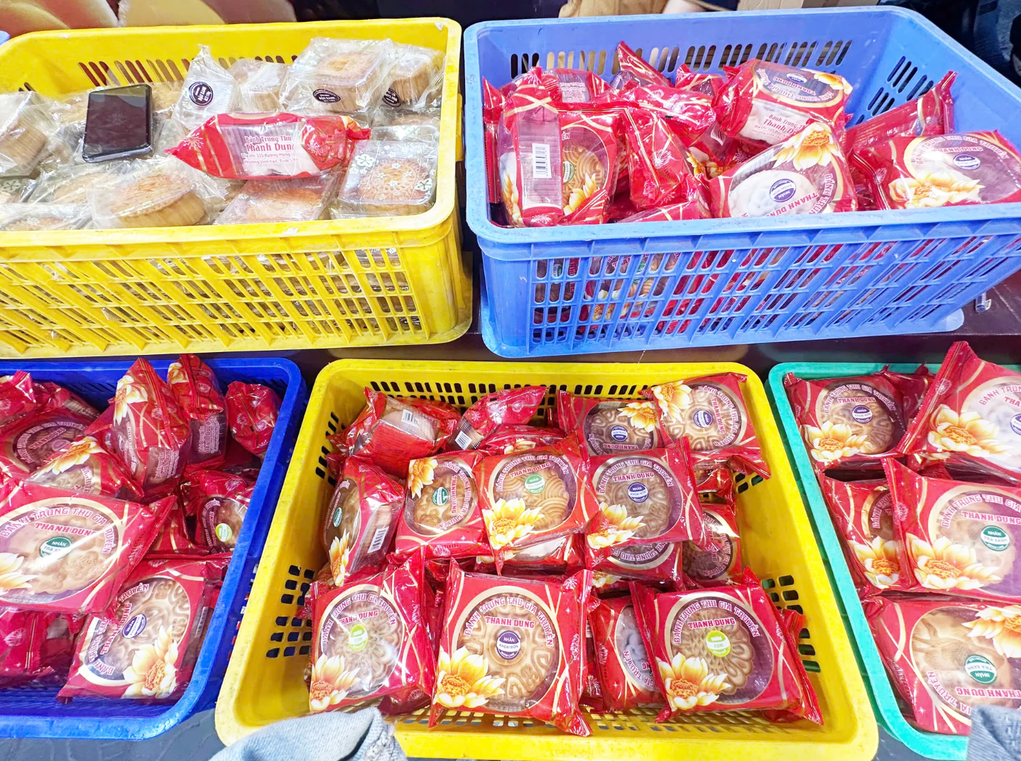 các quầy bánh Trung thu ở ngoài đường phơi nắng cả ngày, nếu bảo quản không tốt sẽ ảnh hưởng đến chất lượng và sức khỏe người tiêu dùng các quầy bánh Trung thu ở ngoài đường phơi nắng cả ngày, nếu bảo quản không tốt sẽ ảnh hưởng đến chất lượng và sức khỏe người tiêu dùng