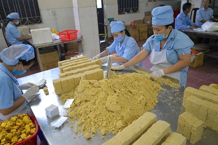 Quá trình chế biến bánh đậu xanh đòi hỏi sự tỉ mỉ và bí quyết gia truyền, kết hợp giữa thủ công và công nghệ hiện đại Quá trình chế biến bánh đậu xanh đòi hỏi sự tỉ mỉ và bí quyết gia truyền, kết hợp giữa thủ công và công nghệ hiện đại