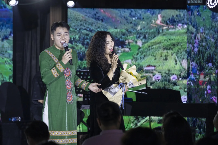 Cũng tại đêm nhạc, khán giả tiếp tục được đắm mình trong không gian âm nhạc với những bản tình ca