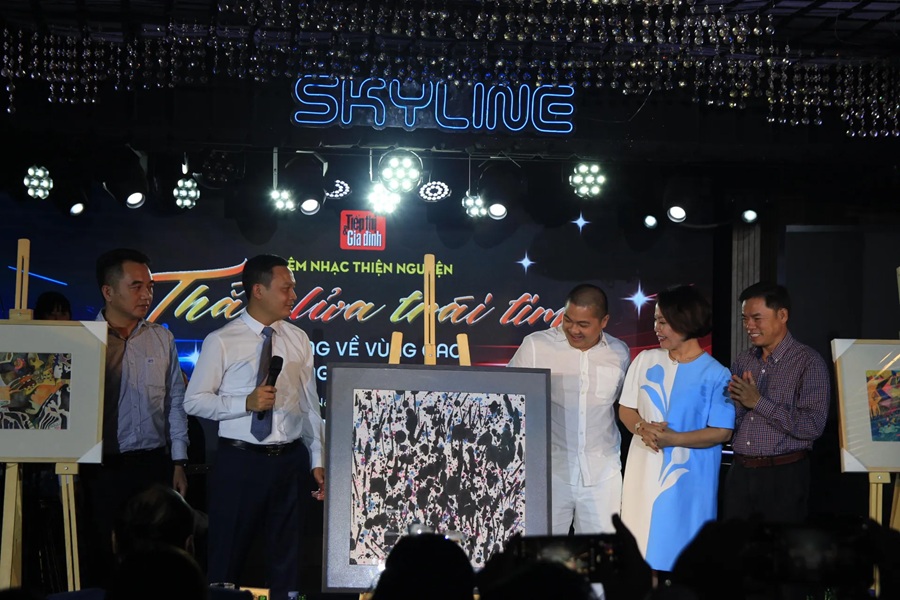 Bức tranh được đấu giá gay cấn và kết quả, bà con vùng cao sẽ nhận được thêm 50 triệu đồng từ tấm lòng hảo tâm của họa sỹ và chủ nhân mới