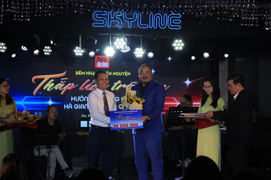 Nhiều mạnh thường quân vượt cả ngàn cây số để đến với đêm nhạc, mang yêu thương tới đồng bào