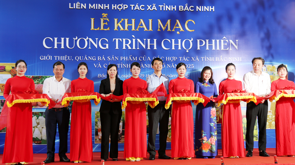 Các đồng chí lãnh đạo thực hiện nghi thức cắt băng khai mạc Chợ phiên Hợp tác xã năm 2025. Các đồng chí lãnh đạo thực hiện nghi thức cắt băng khai mạc Chợ phiên Hợp tác xã năm 2025.