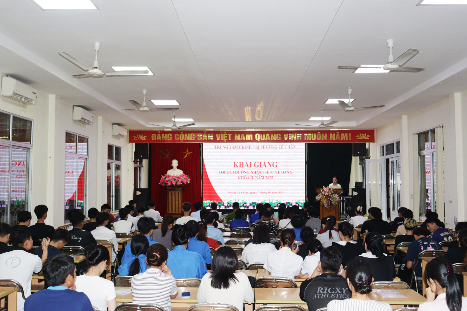 Quang cảnh Lễ khai giảng. Quang cảnh Lễ khai giảng.